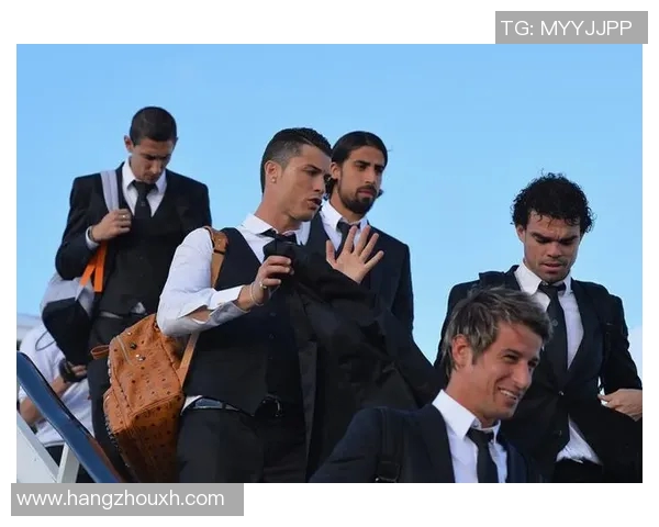 足球明星魅力与西装女生风采的完美结合图片欣赏