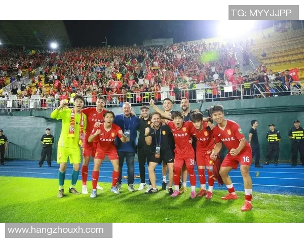 与足球明星同框的那些人背后的故事与精彩瞬间